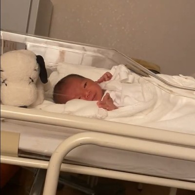 新生児のピースサイン