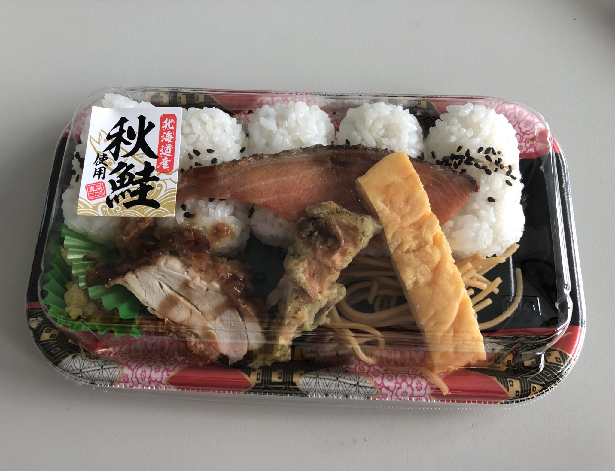 一見普通の鮭弁当、どこかがおかしい……？　逆に感心してしまう、驚きの弁当に「もはや芸術的」などの声