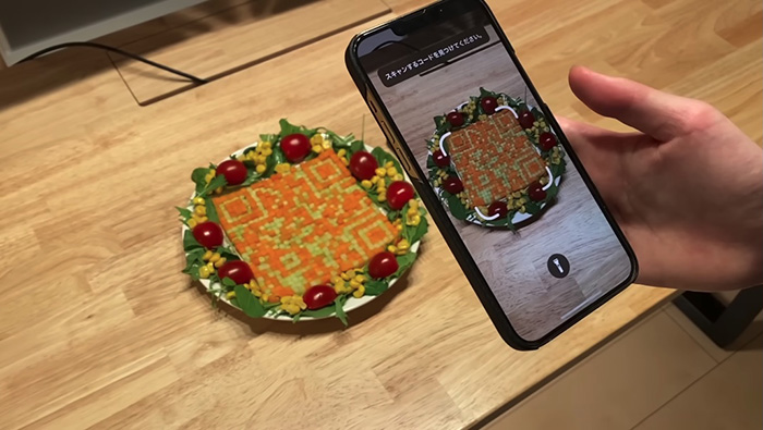 野菜をドット状にカット → 625粒並べて作った“QRコードサラダ”が斬新　リーダーでちゃんと読み取れる