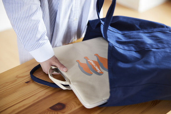 シャケ柄 A4 マルチポーチ