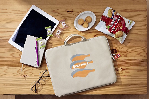 シャケ柄 A4 マルチポーチ