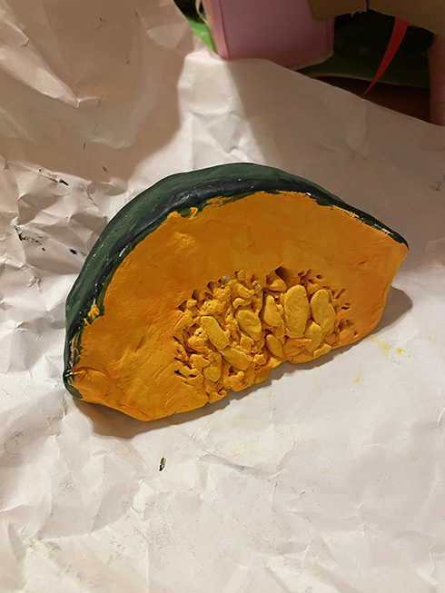 「紙粘土のカボチャがめっちゃカボチャ」　図工で作った子どもの作品がリアルですごい