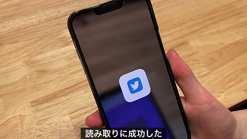 情報量満載の“読み取れるサラダ”　キュウリとニンジンの組み合わせでQRコードを再現する動画が斬新