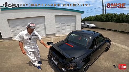 リアウイングはカーボン風にカスタム