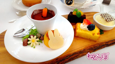 阪急電車のコラボ装飾列車「ミッフィー号」