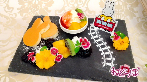 阪急電車のコラボ装飾列車「ミッフィー号」