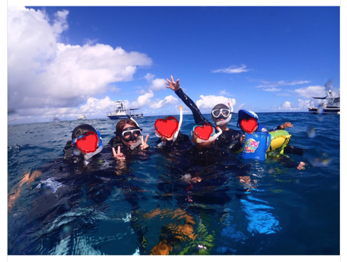 辻希美と杉浦太陽が沖縄県宮古島へ家族旅行でシュノーケリング