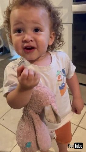 「Baby’s First Time Eating Chocolate || ViralHog」