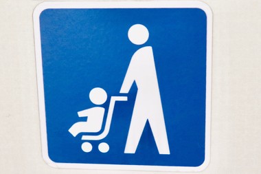 「電車やバスのなかではベビーカーを畳め」という意見に批判の声