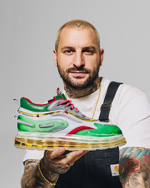 靴底にビールを注いだスニーカー　ハイネケンがソールが金色に輝く「Heinekicks」を製造