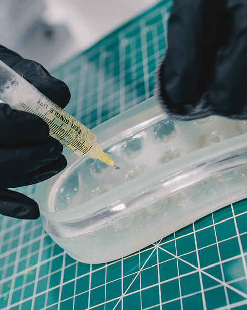 靴底にビールを注いだスニーカー　ハイネケンがソールが金色に輝く「Heinekicks」を製造