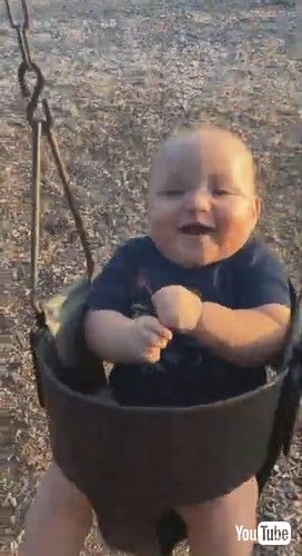 「Twins Have Opposite Reactions to Swing || ViralHog」