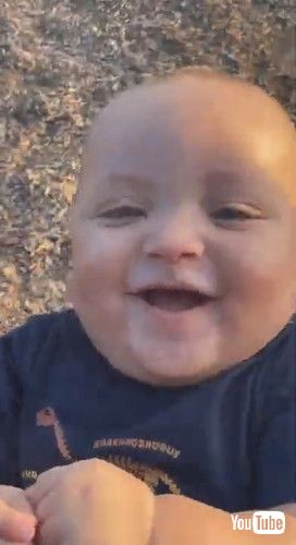 「Twins Have Opposite Reactions to Swing || ViralHog」