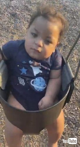 「Twins Have Opposite Reactions to Swing || ViralHog」