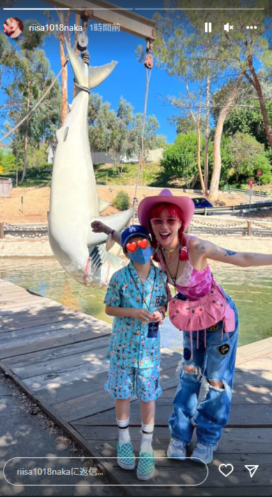 息子と旅行中の仲里依紗