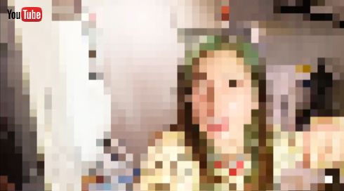 ちらかった部屋にモザイクをかける仲里依紗