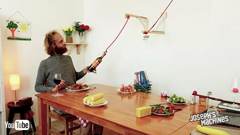 「ワイン取って」から始まるピタゴラ風の動画　テーブル切断や生きたネズミなど装置が壮大かつ緻密ですごい