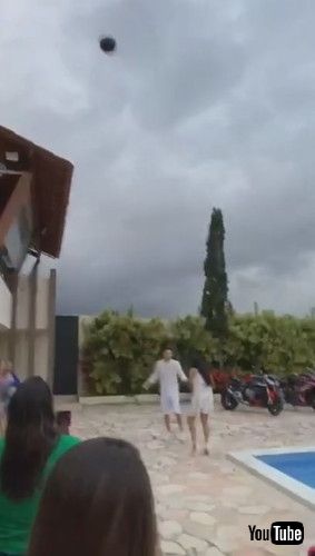 「Gender Reveal Balloon Flies Away || ViralHog」