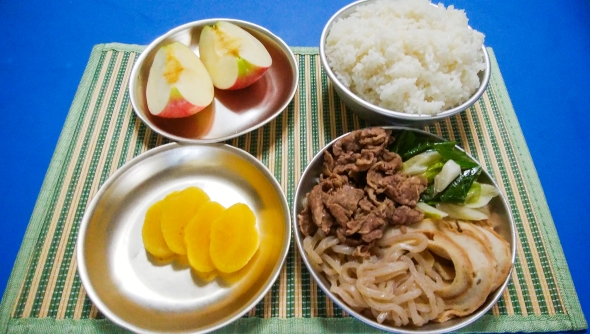 昼食を再現したメニューの画像