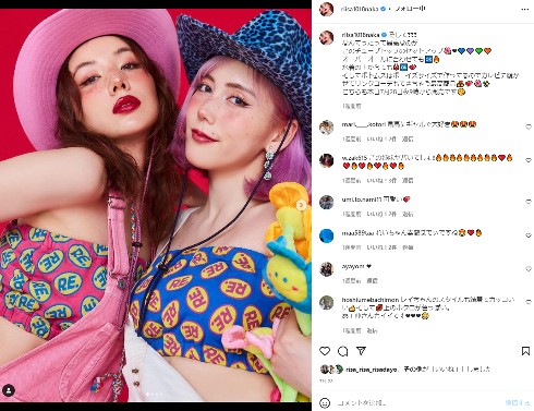 自身のブランドの服を着て妹と2ショットを撮る仲里依紗