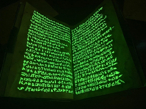 蓄光テープで書いた魔導書
