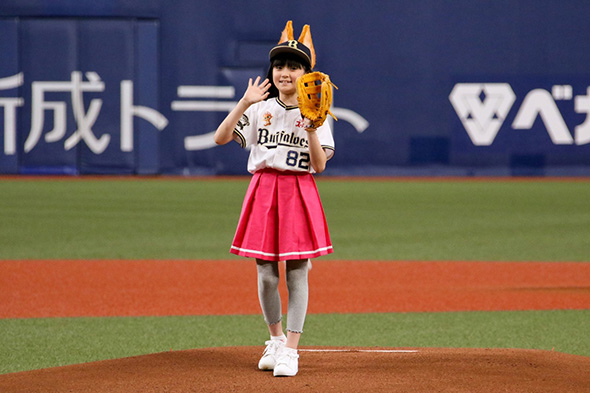 市川ぼたんが初始球式。ネコ耳＆しっぽ付き