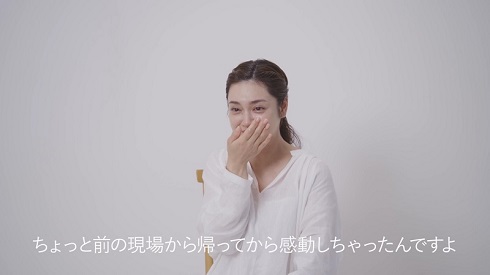 インタビュー中に涙を流す平愛梨