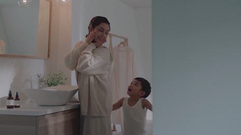 CMに出演した平愛梨と長男