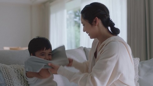 CMに出演した平愛梨と長男