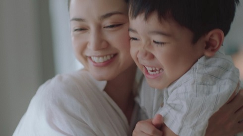 CMに出演した平愛梨と長男