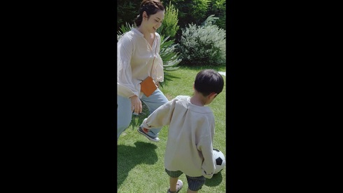 CMに出演した平愛梨と長男