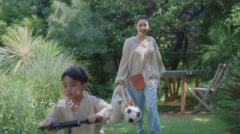 CMに出演した平愛梨と長男