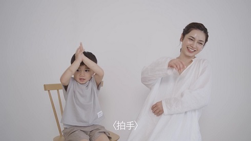 インタビューを受ける平愛梨と長男