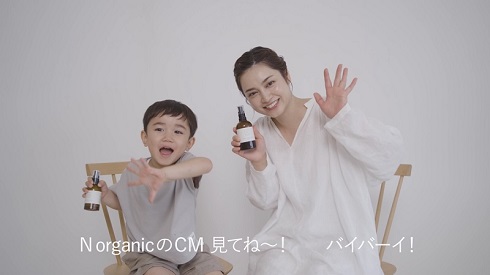 インタビューを受ける平愛梨と長男