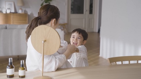 CM撮影現場の平愛梨と長男