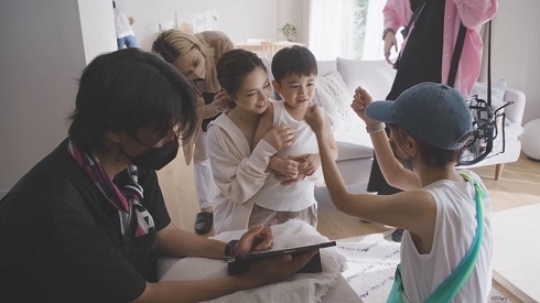 CM撮影現場の平愛梨と長男