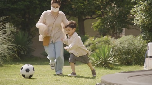 CM撮影現場の平愛梨と長男