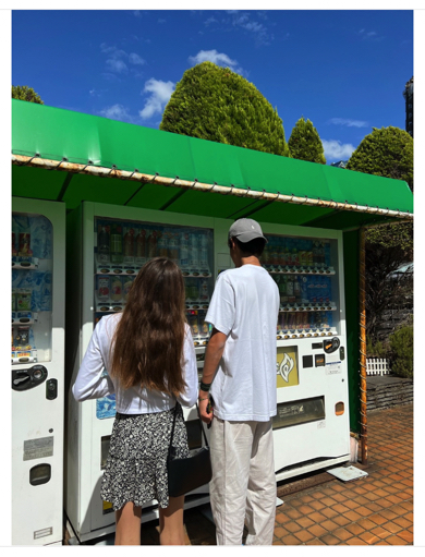 フリーアナウンサー中村江里子が長男と次女と日本帰国