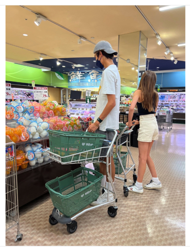 フリーアナウンサー中村江里子が長男と次女と日本帰国