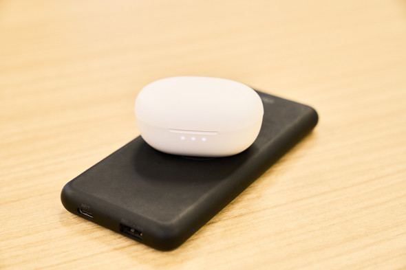 ゲオ アクティブノイズキャンセリングイヤホン新作 GRFD-TWS T39（ホワイト）ワイヤレス充電のようす