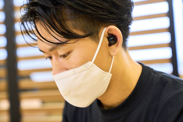 ゲオ 完全ワイヤレスイヤホン新作 GRFD-TWS DT06（ブラック）着用写真