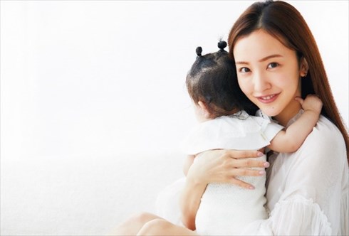 『中期のひよこクラブ』の表紙を飾った板野友美さんと娘