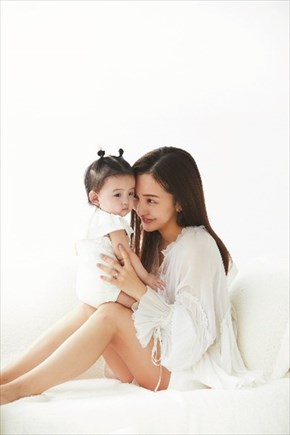 『中期のひよこクラブ』の表紙を飾った板野友美さんと娘