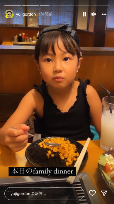 ユージが8歳長女リリーと7歳次女サラと親子ショット