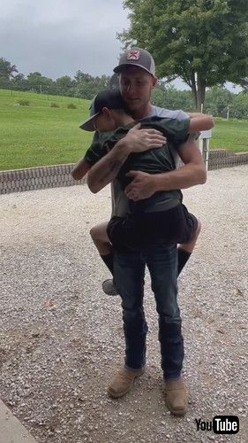 「Kid Hugs Dad And Sobs When He Surprises Him With New Bike - 1349471」