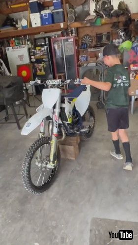 「Kid Hugs Dad And Sobs When He Surprises Him With New Bike - 1349471」