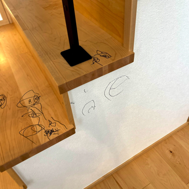 新居にいたずら書きした2歳児のアーティスト