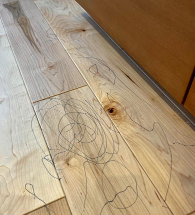 新居にいたずら書きした2歳児のアーティスト