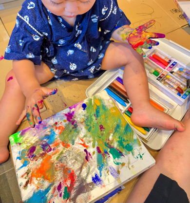 新居にいたずら書きした2歳児のアーティスト