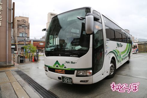 新穂高方面への濃飛バスは、路線バスだけれど観光バス車両でらくちん